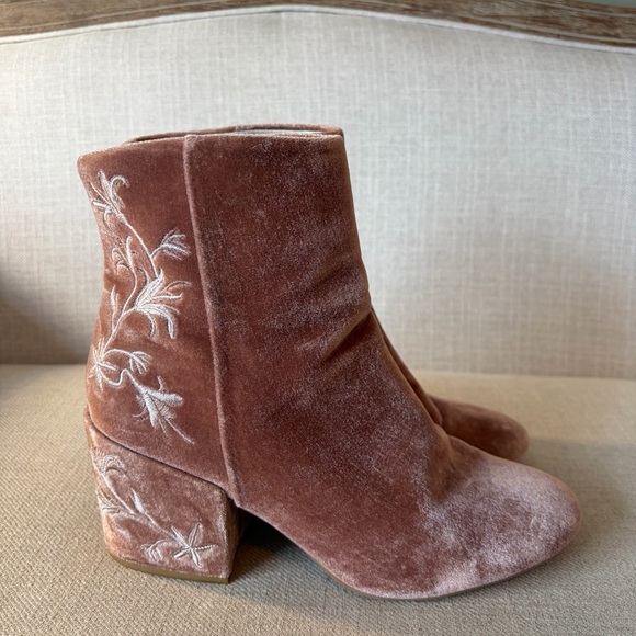 Kenneth Cole Size 9.5 Renna Pink Velvet Ankle Boots with White Floral Embroidery - Picture 2 of 12